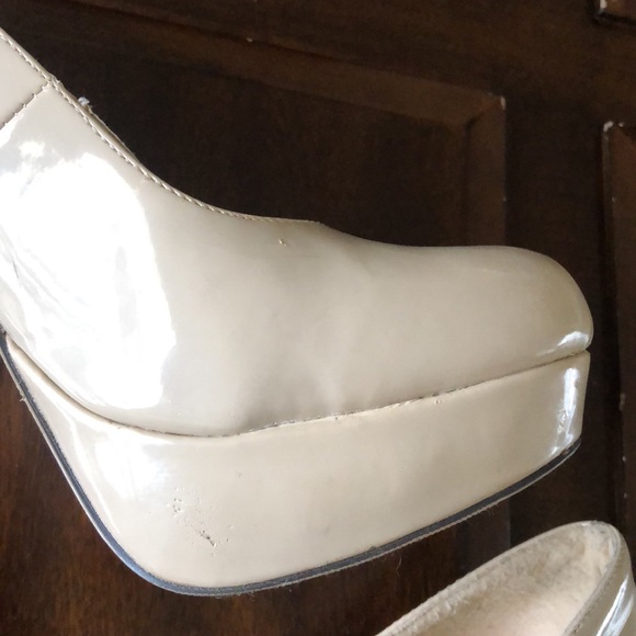 Women’s size 10 Journee Collection tan stilettos - Picture 5 of 16